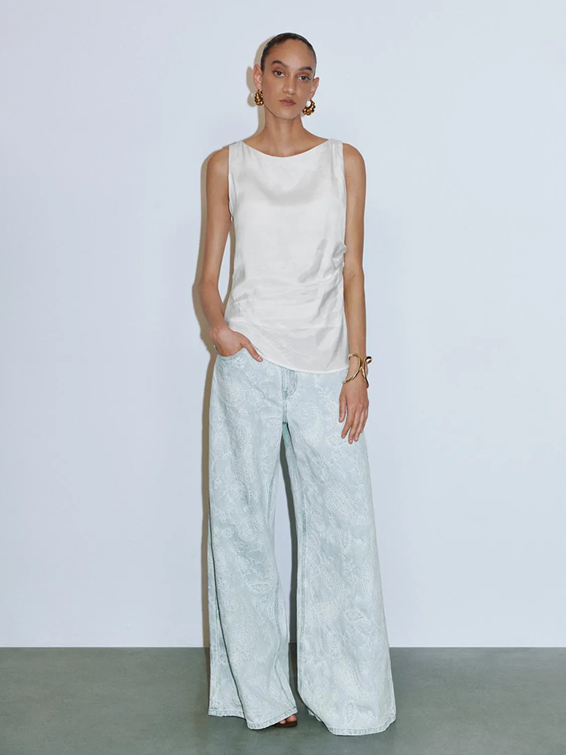 Sleeveless Overhead Shirt sold by Urban Revivo product image thumbnail 4