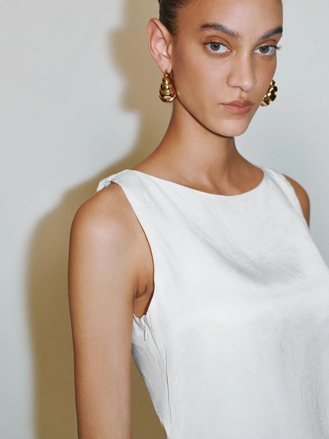 Sleeveless Overhead Shirt sold by Urban Revivo product image thumbnail 3