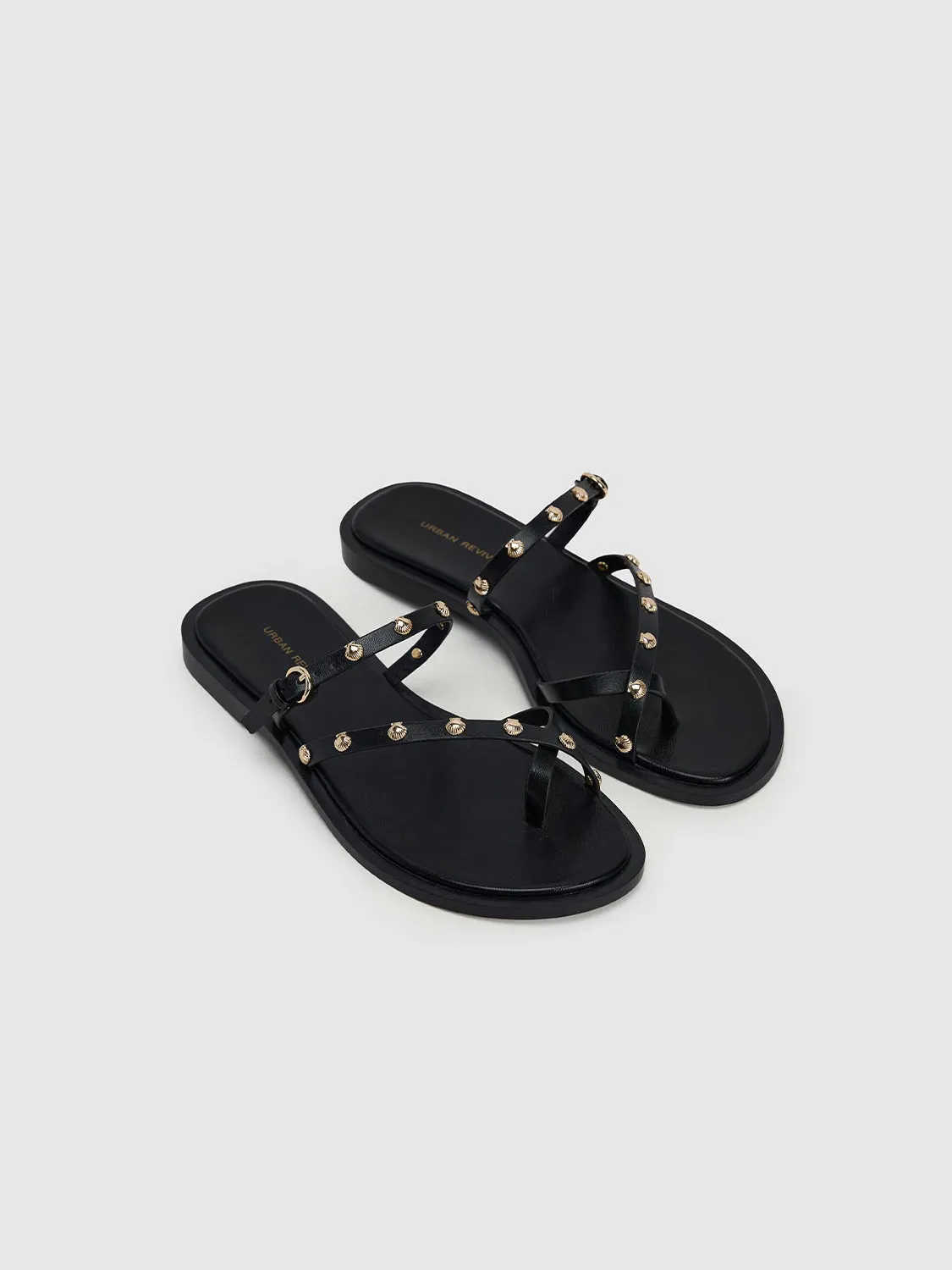 Slippers sold by Urban Revivo