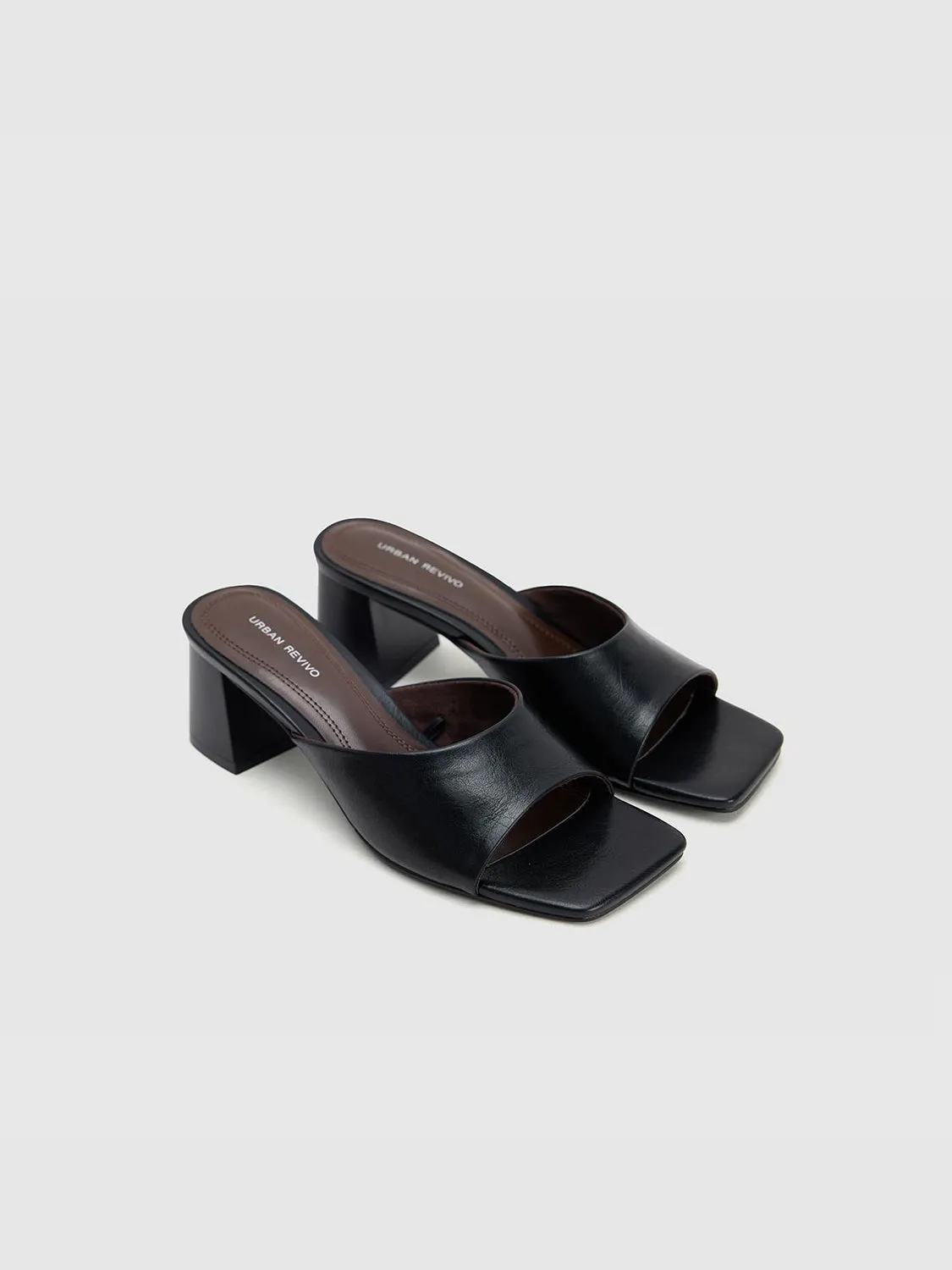 Slippers sold by Urban Revivo