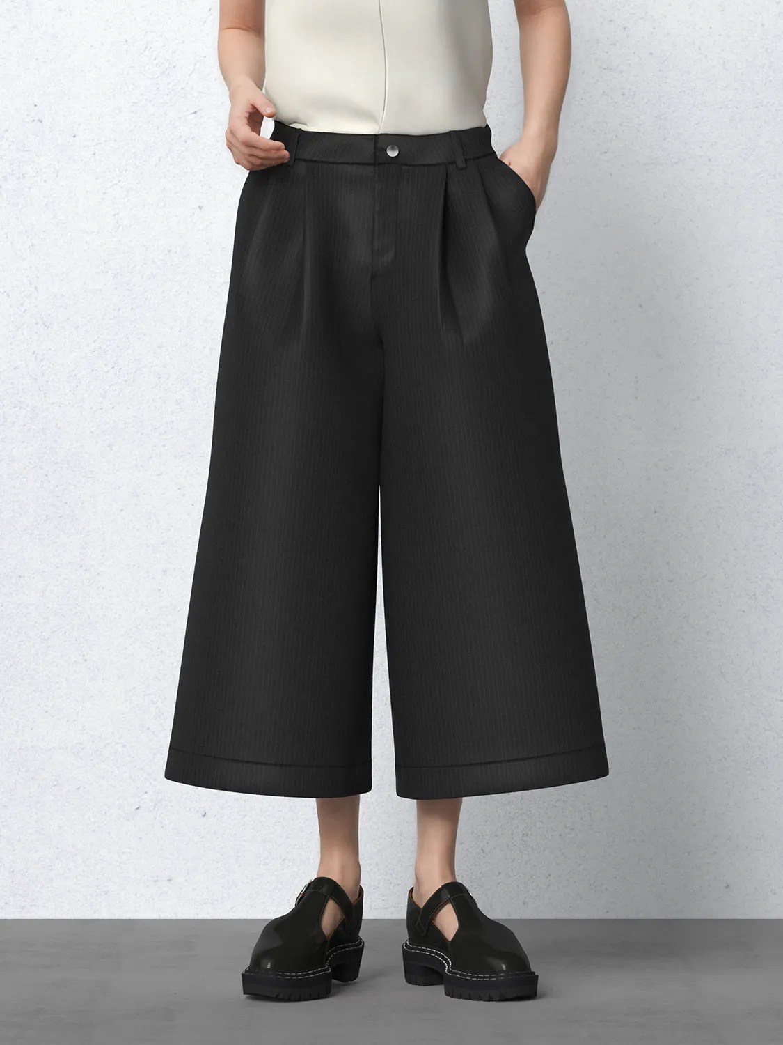 Tailored Wide-Leg Capri Pants sold by Urban Revivo product image thumbnail 3