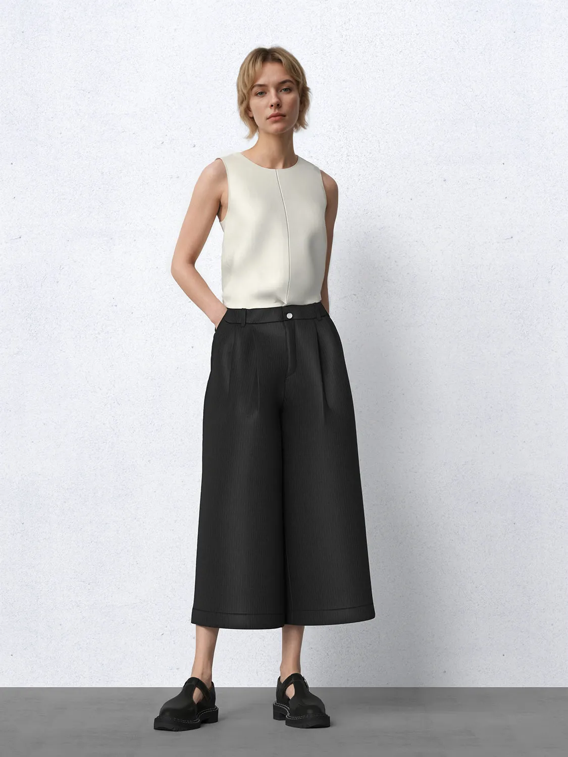 Tailored Wide-Leg Capri Pants sold by Urban Revivo product image thumbnail 4