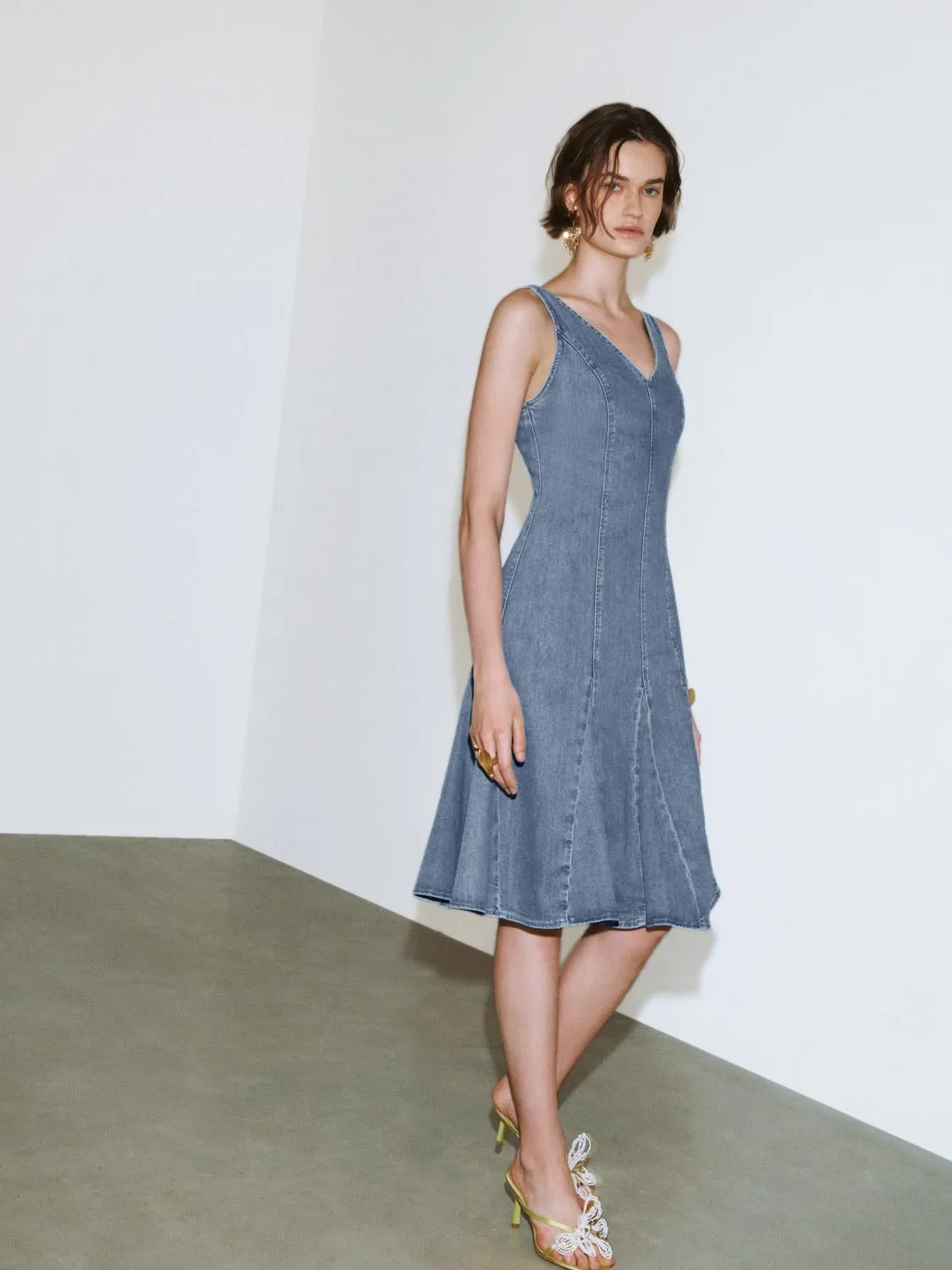 V-Neck Sleeveless Flared Denim Dresses sold by Urban Revivo product image thumbnail 5