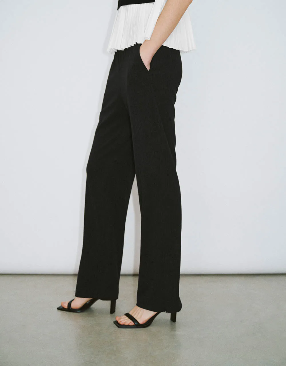Elastic Waist Knitted Straight Pants sold by Urban Revivo product image thumbnail 4