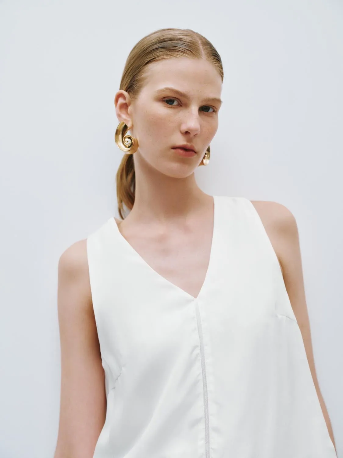 Overhead Sleeveless Shirt sold by Urban Revivo product image thumbnail 3