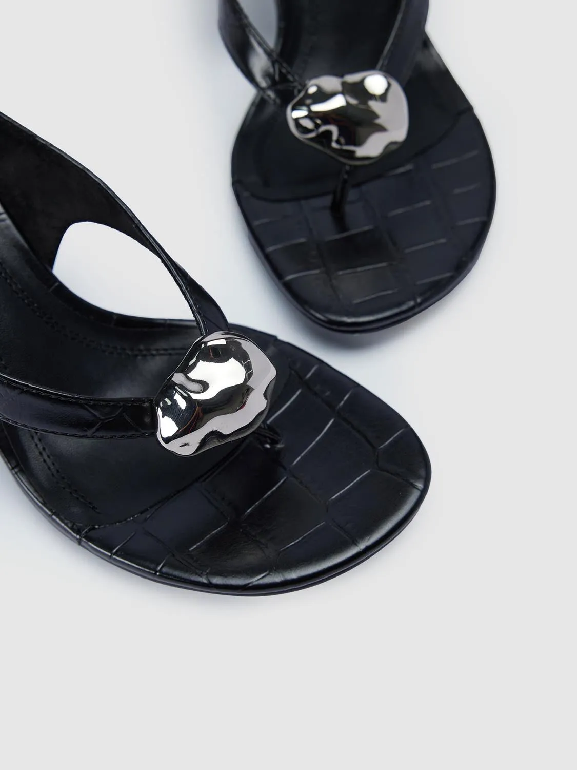 Slippers sold by Urban Revivo product image thumbnail 5