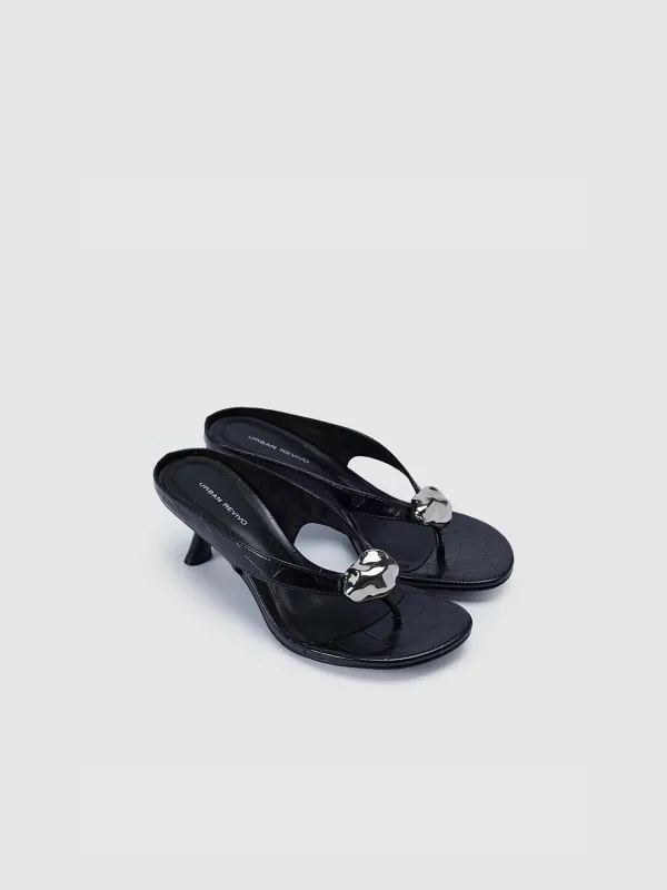 Slippers sold by Urban Revivo