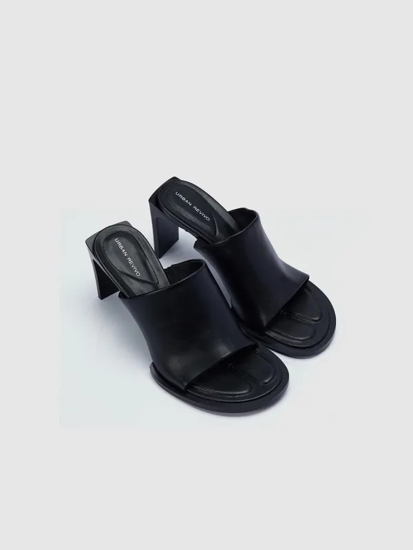 Slippers sold by Urban Revivo