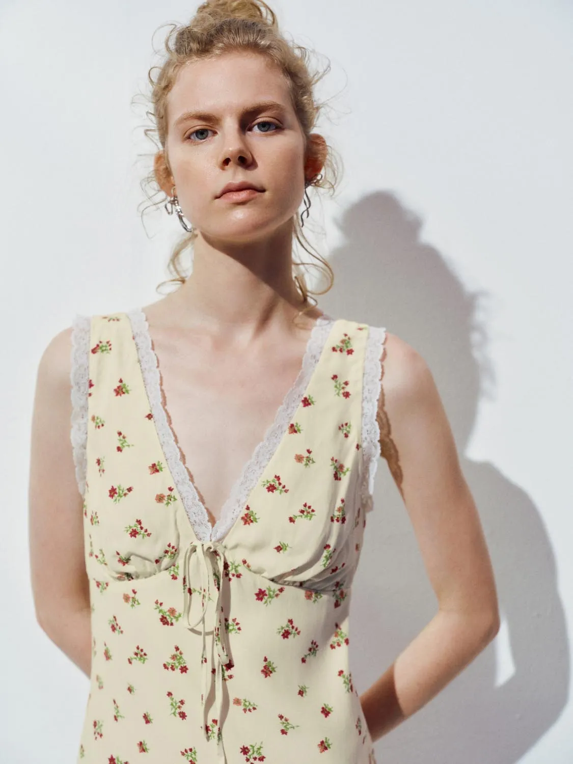 V-Neck Sleeveless Floral Mini Dresses sold by Urban Revivo product image thumbnail 3