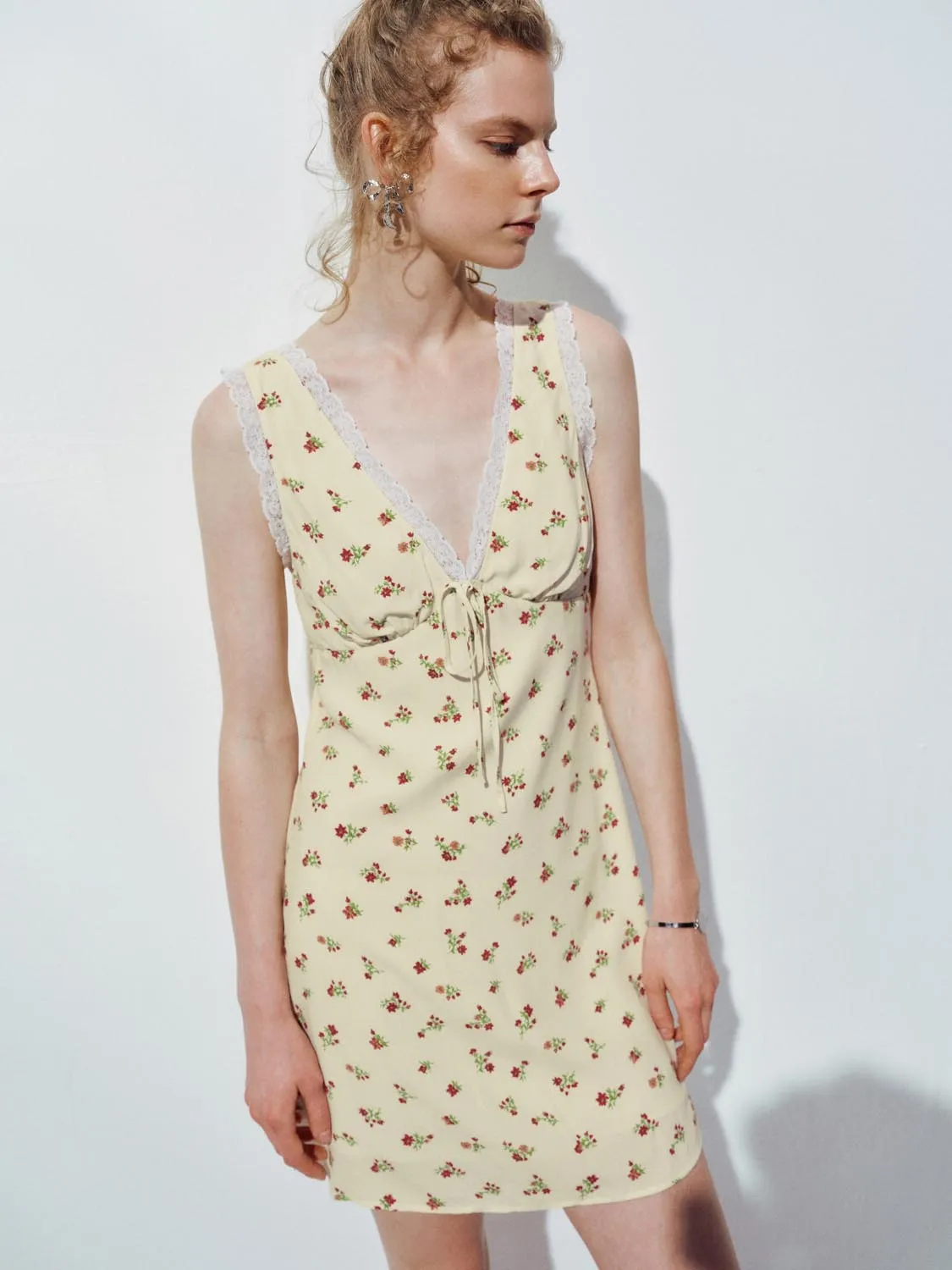 V-Neck Sleeveless Floral Mini Dresses sold by Urban Revivo product image thumbnail 2