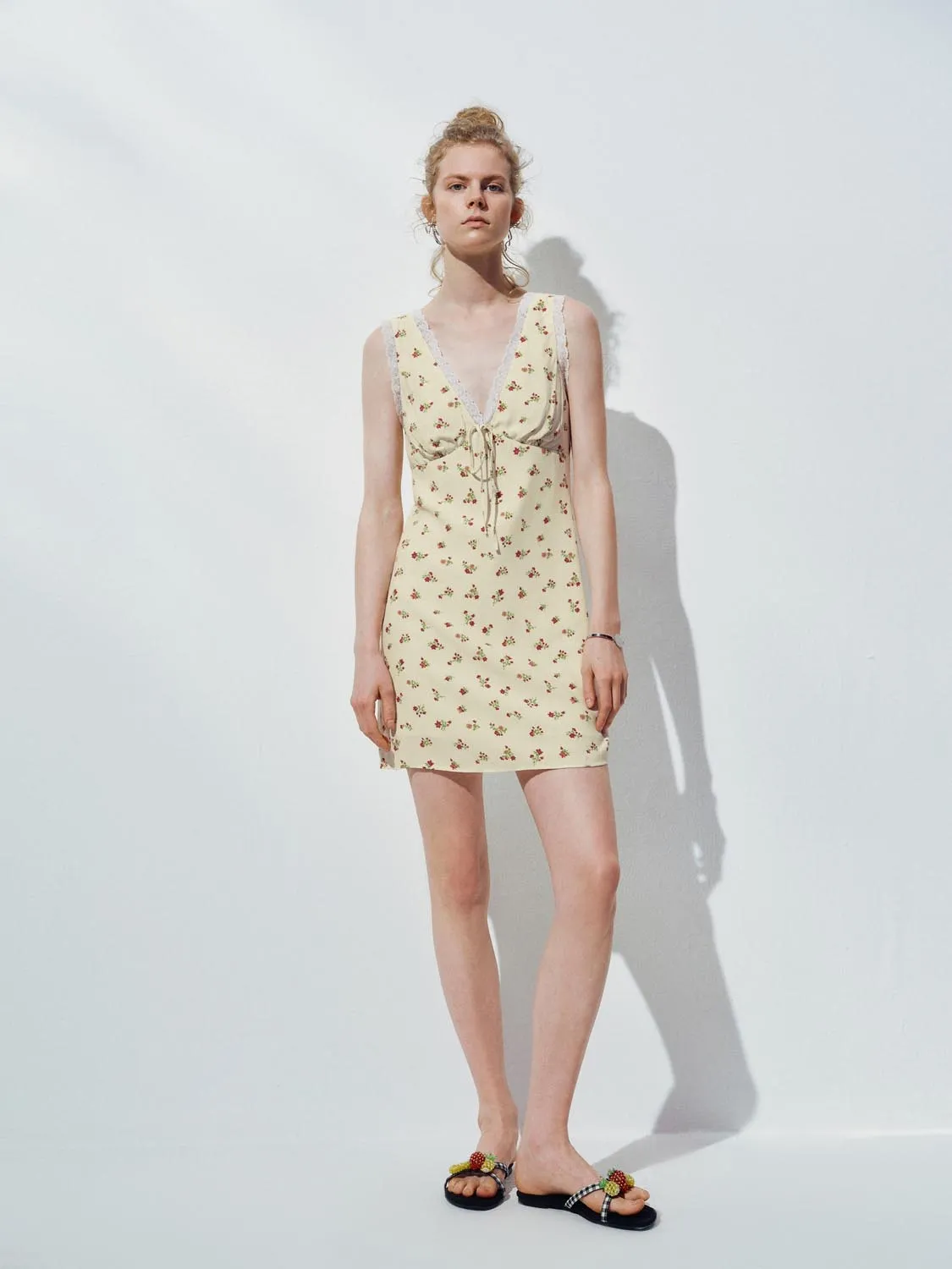 V-Neck Sleeveless Floral Mini Dresses sold by Urban Revivo product image thumbnail 5