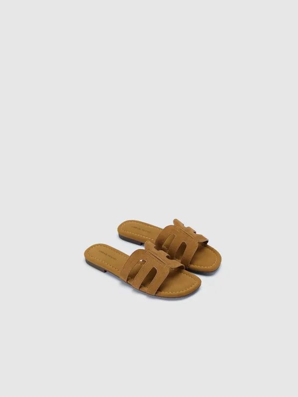 Slippers sold by Urban Revivo
