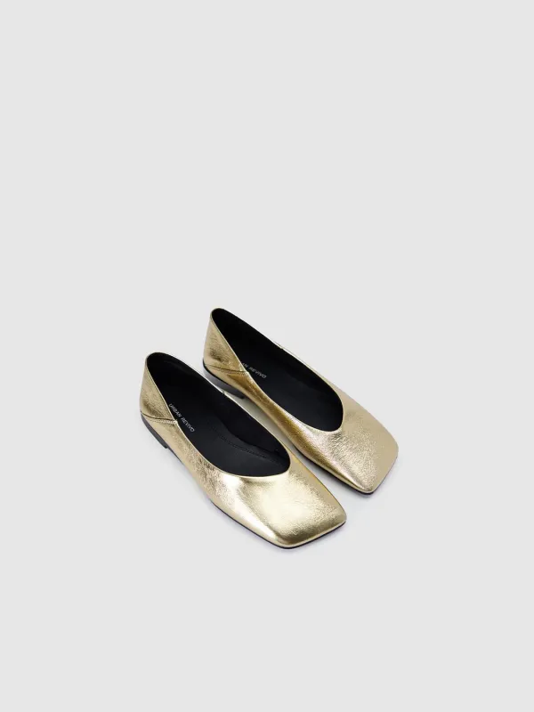 Pumps sold by Urban Revivo