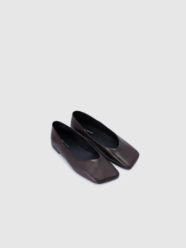 Pumps sold by Urban Revivo