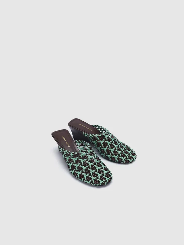 Slippers sold by Urban Revivo