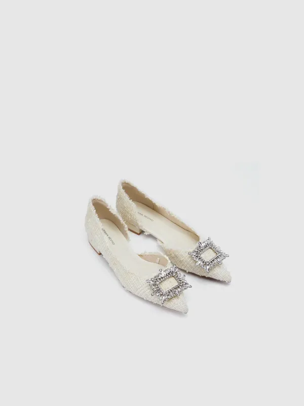 Pumps sold by Urban Revivo