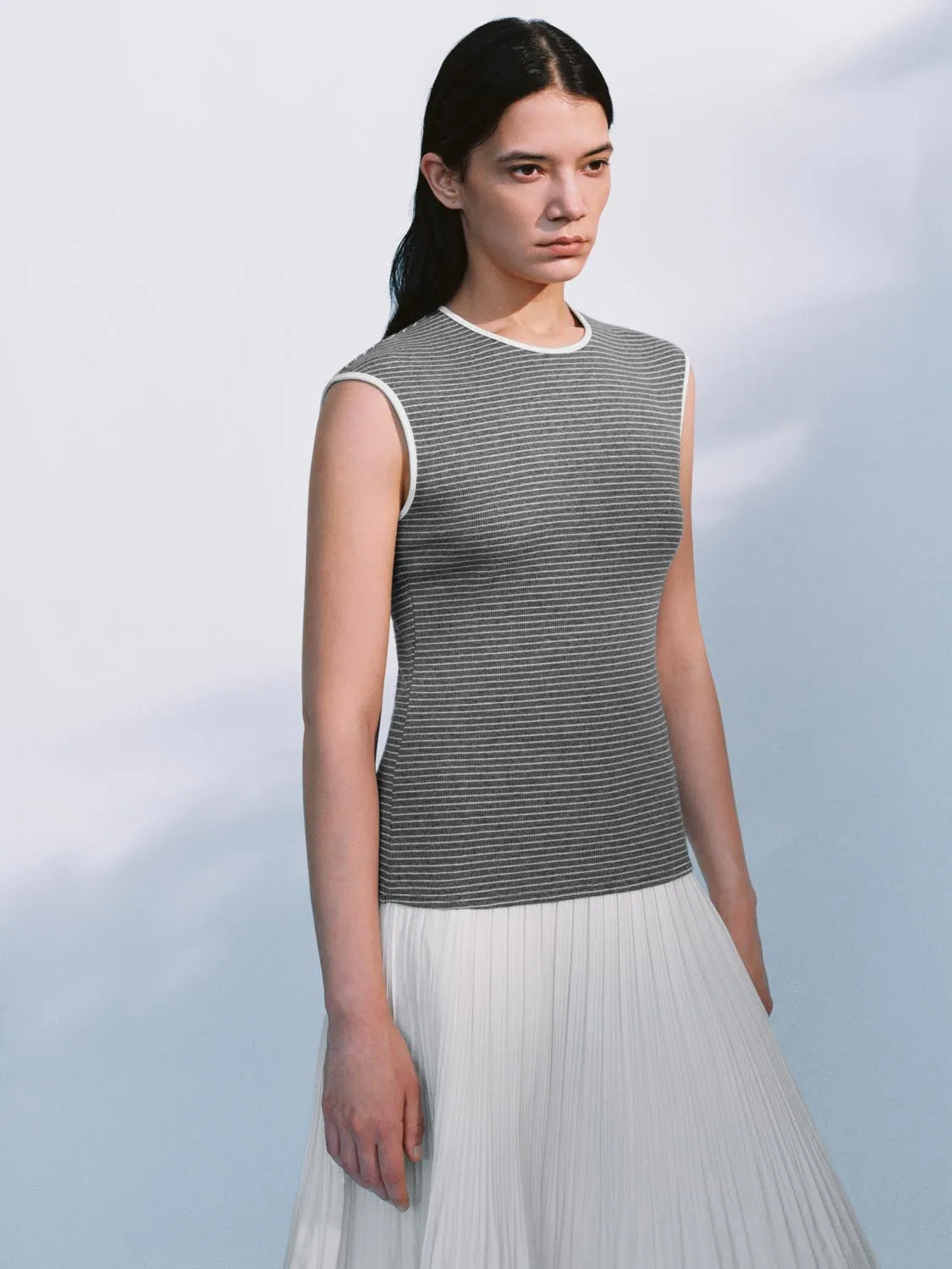 Sleeveless T-Shirts sold by Urban Revivo product image thumbnail 2