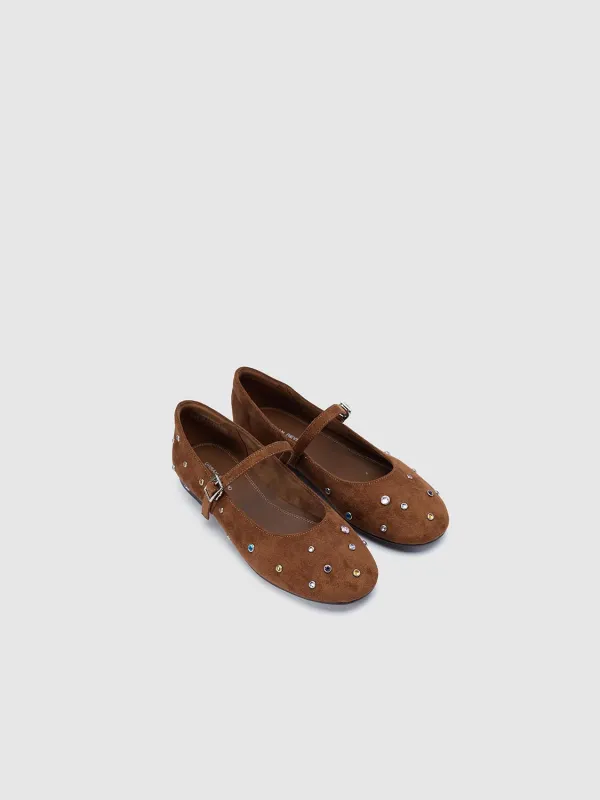 Pumps sold by Urban Revivo