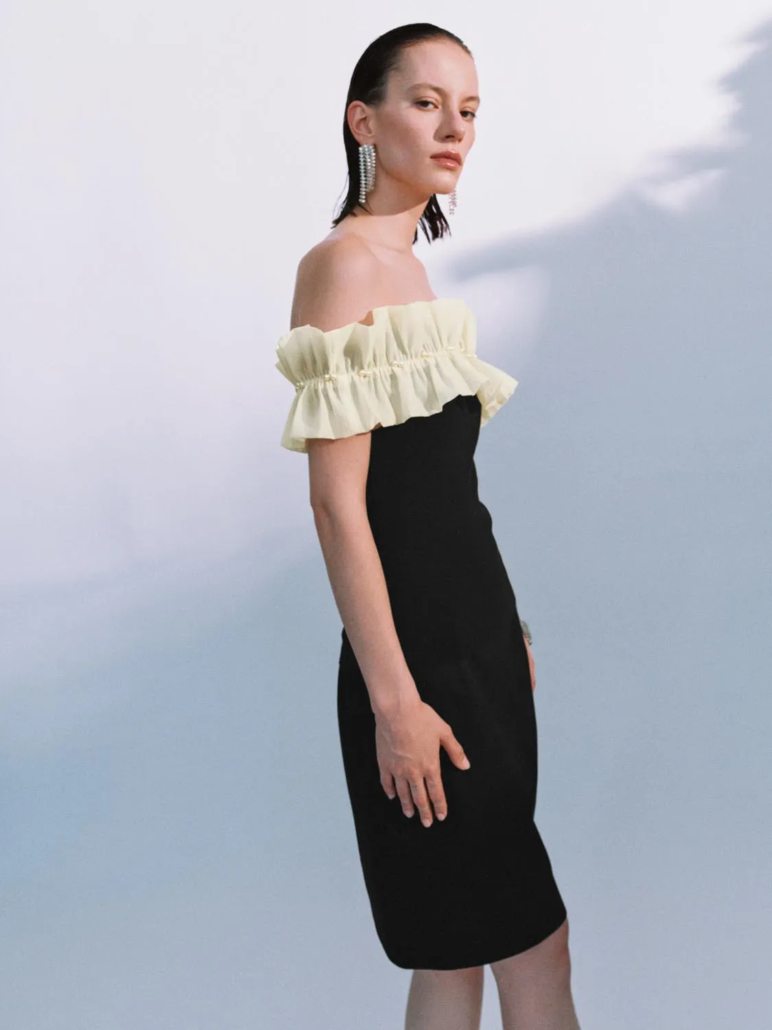 Ruffled Off-Shoulder Contrast Tops sold by Urban Revivo product image thumbnail 2