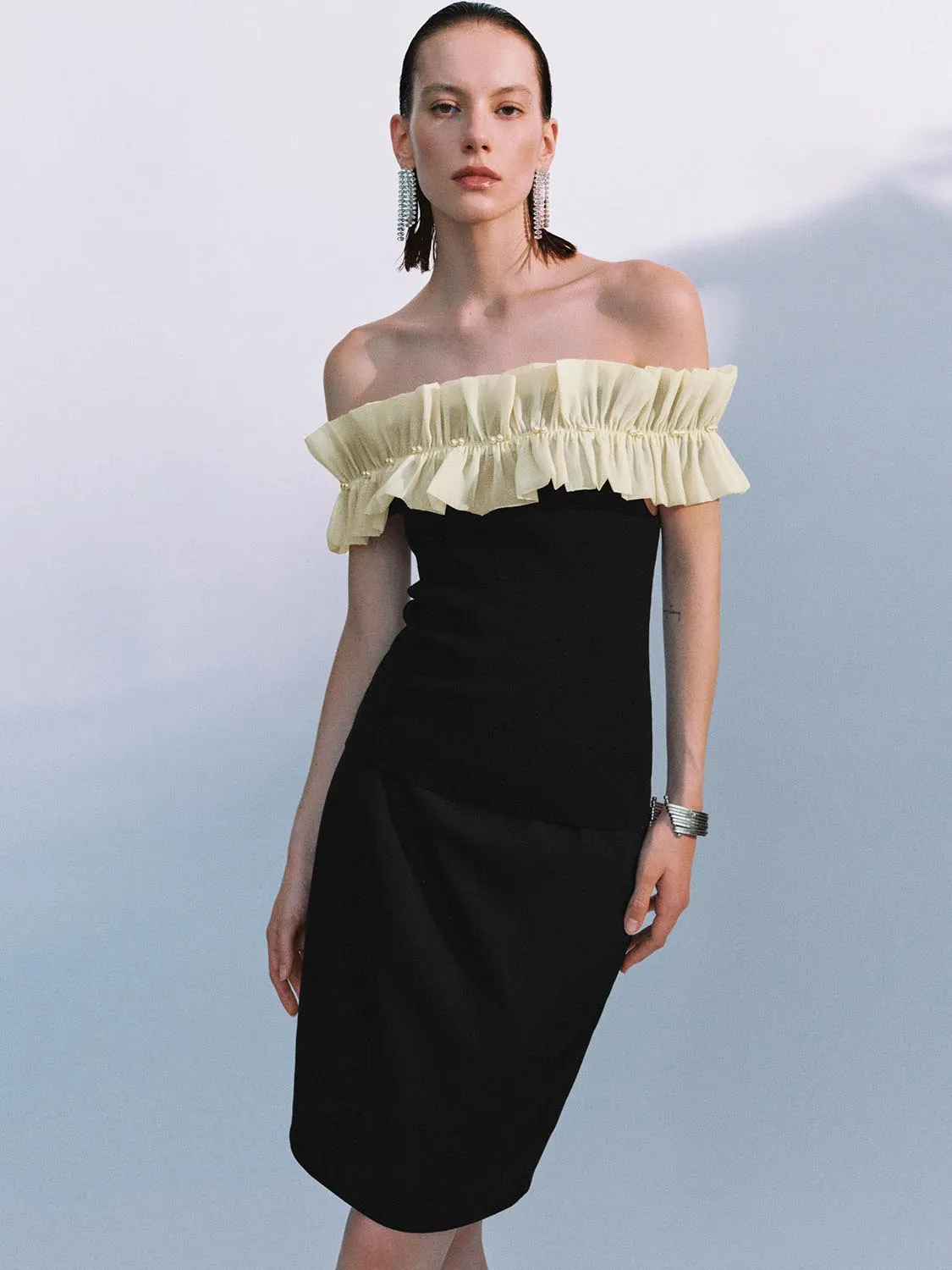 Ruffled Off-Shoulder Contrast Tops sold by Urban Revivo product image thumbnail 4