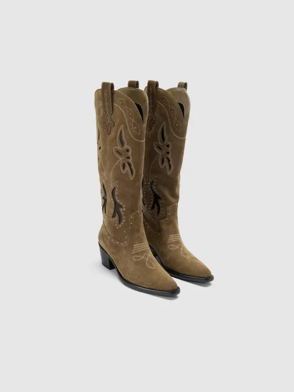 Boots sold by Urban Revivo