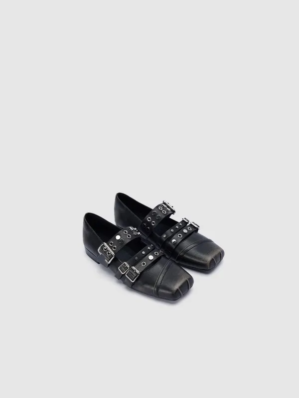 Pumps sold by Urban Revivo
