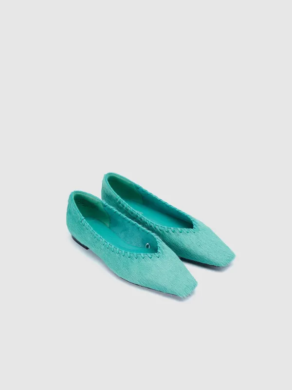 Flat Pumps sold by Urban Revivo