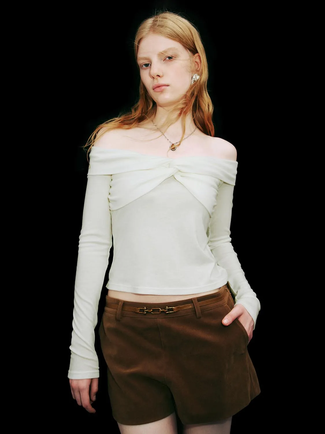 Off-the-Shoulder Long Sleeve T-Shirts sold by Urban Revivo