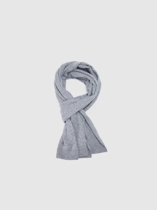Scarf sold by Urban Revivo