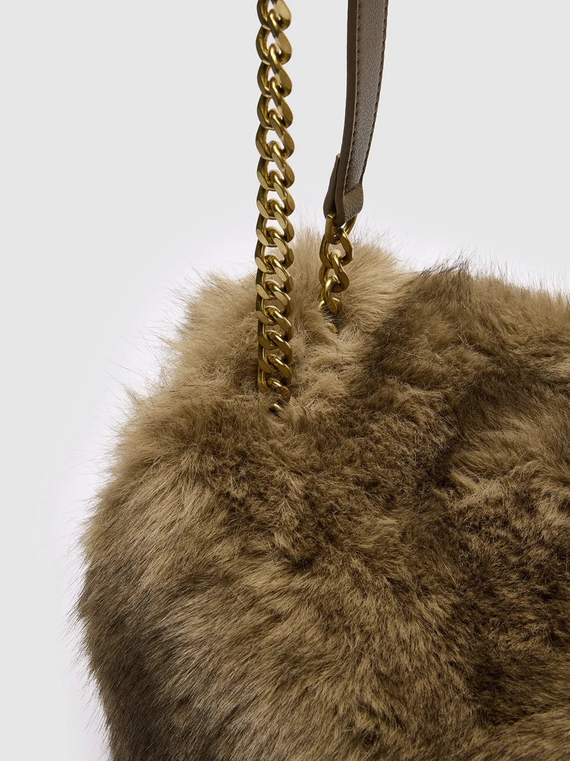 Fluffy Shoulder Crossbody Bag sold by Urban Revivo product image thumbnail 4