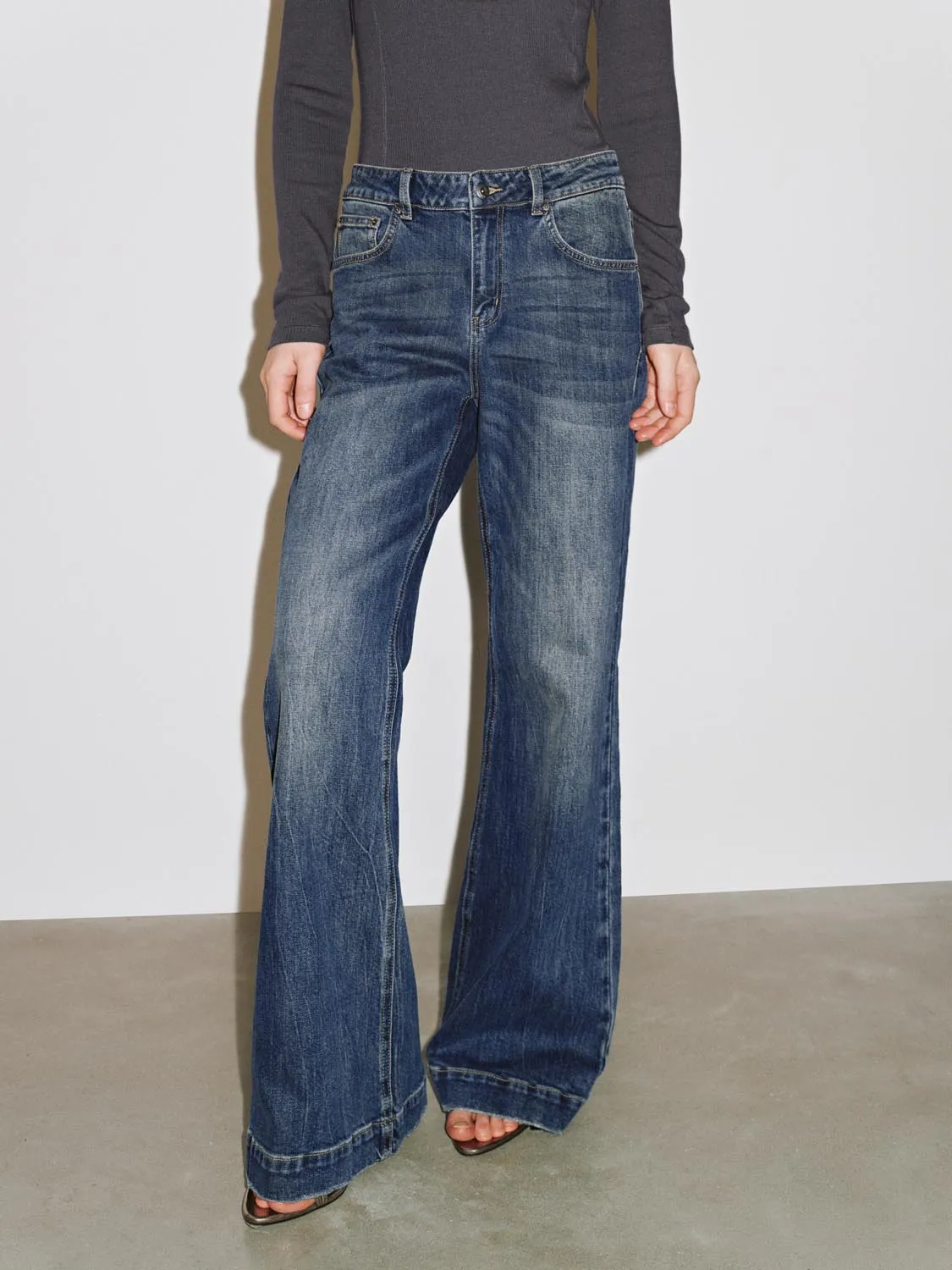 Loose Fit Flare Jeans sold by Urban Revivo product image thumbnail 2