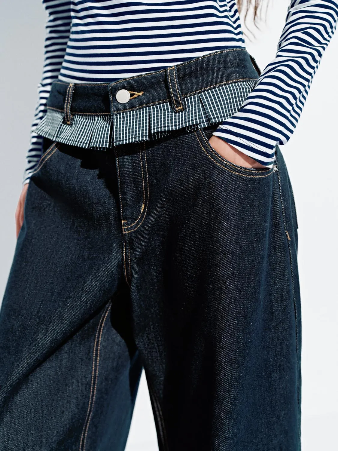 Ruffle Trim Barrel Leg Jeans sold by Urban Revivo product image thumbnail 5