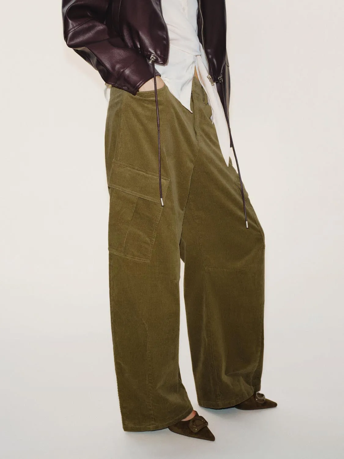 Flap Pocket Cargo Barrel Leg Pants sold by Urban Revivo product image thumbnail 3