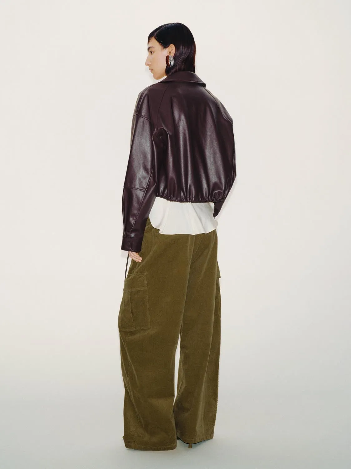 Flap Pocket Cargo Barrel Leg Pants sold by Urban Revivo product image thumbnail 4