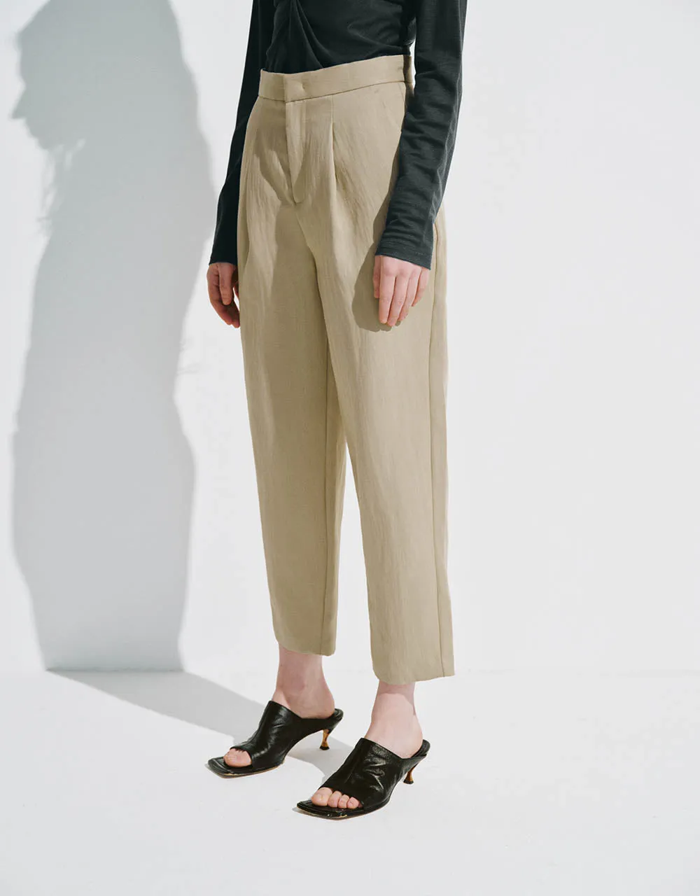 Cropped Carrot Fit Pants sold by Urban Revivo product image thumbnail 4