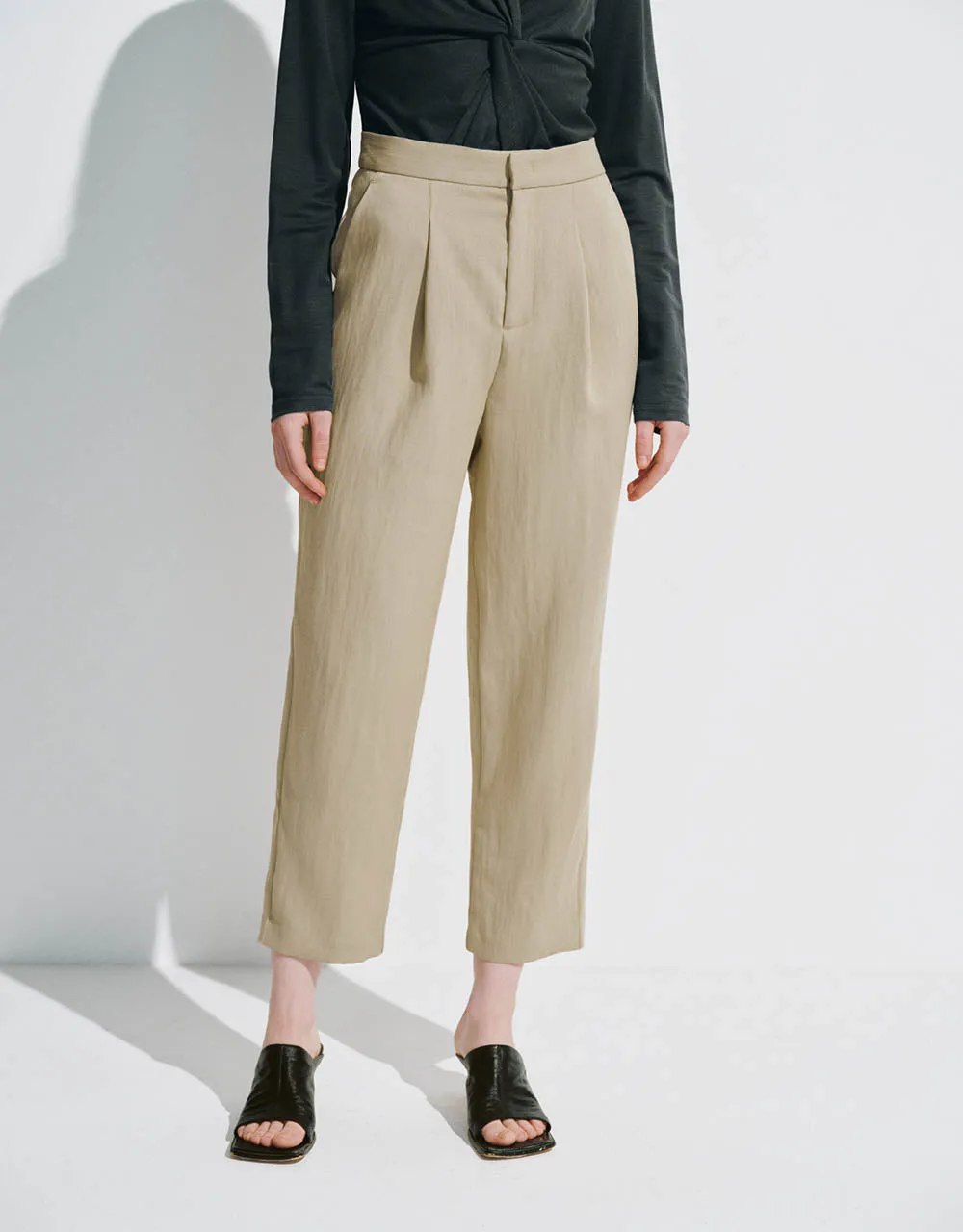 Cropped Carrot Fit Pants sold by Urban Revivo product image thumbnail 2