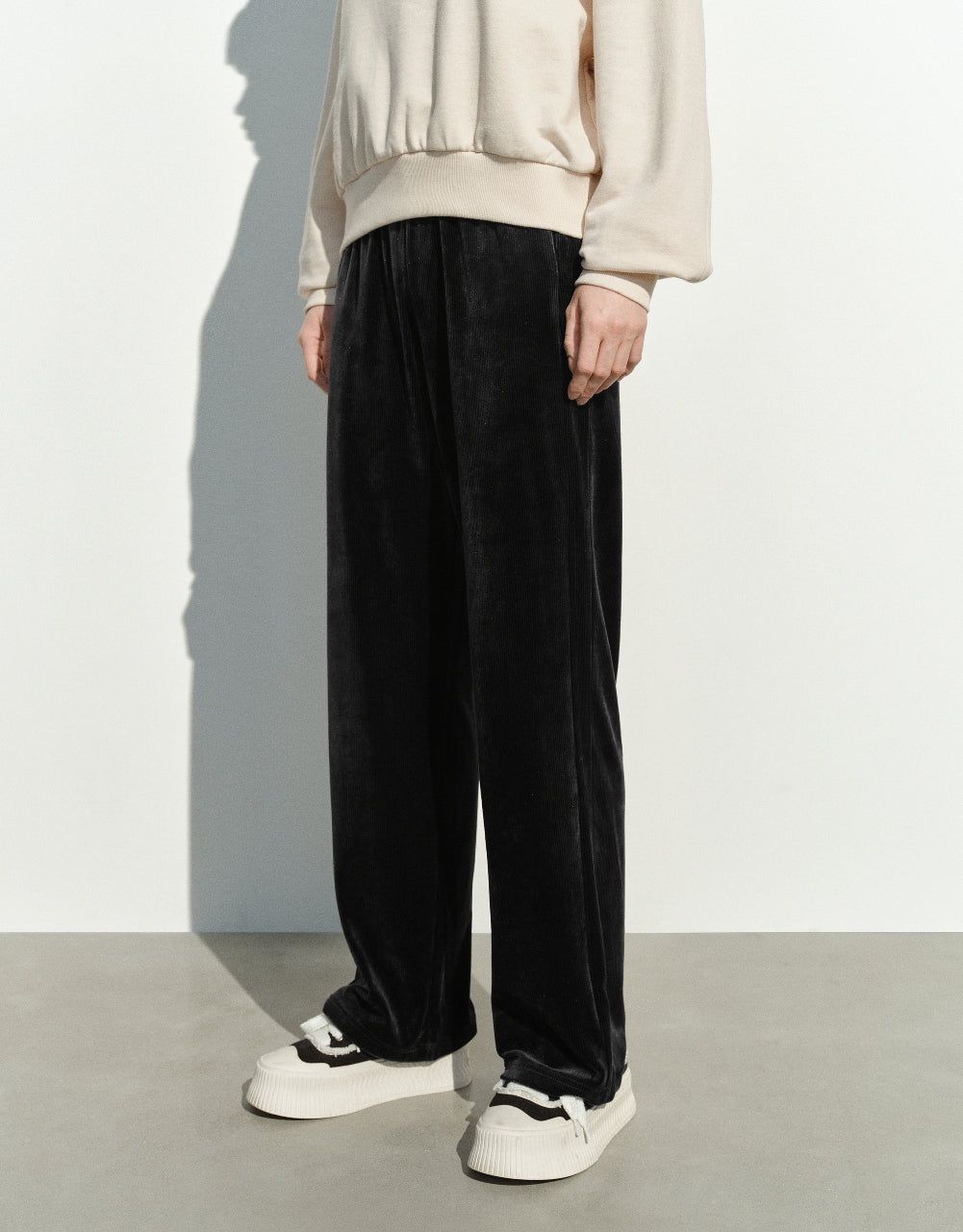 Elastic Waist Knitted Straight Pants sold by Urban Revivo product image thumbnail 4