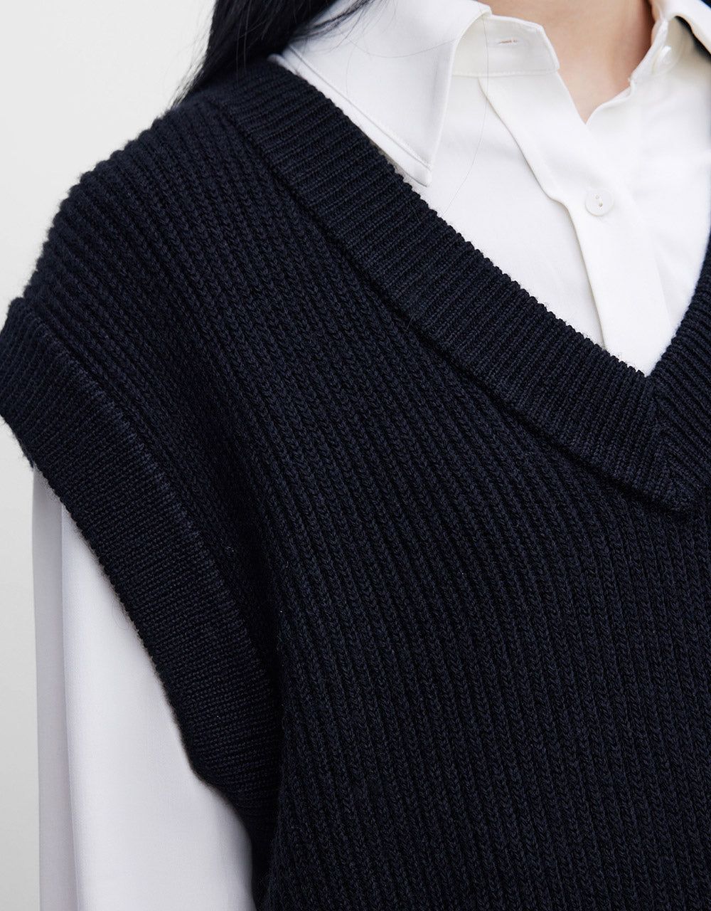 V Neck Sweater Vest sold by Urban Revivo product image thumbnail 3