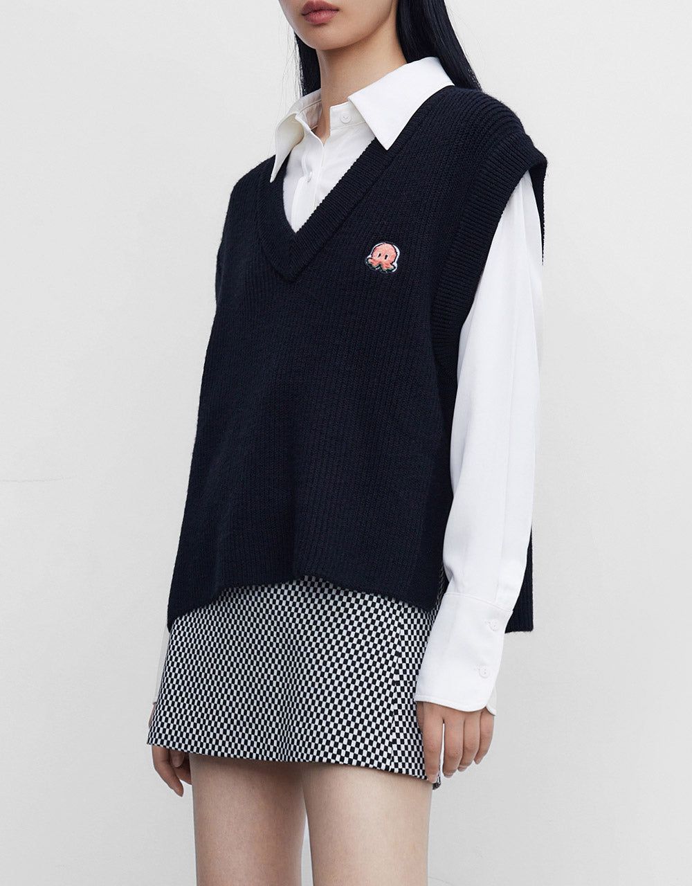 V Neck Sweater Vest sold by Urban Revivo product image thumbnail 5