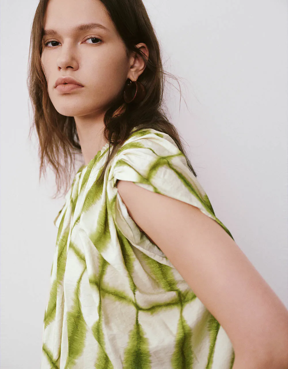 Sleeveless Off-Shoulder Overhead Shirt sold by Urban Revivo product image thumbnail 4