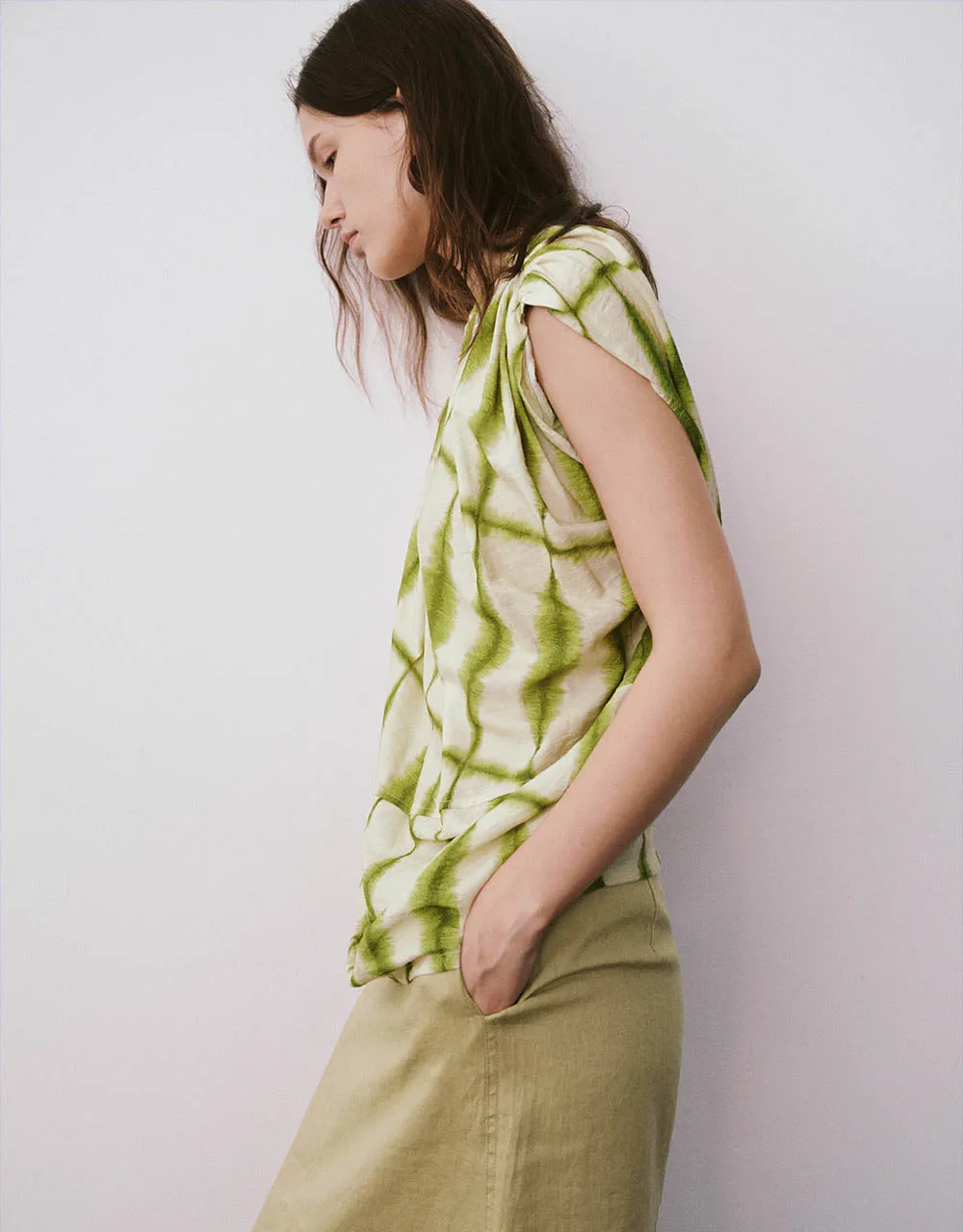 Sleeveless Off-Shoulder Overhead Shirt sold by Urban Revivo product image thumbnail 3
