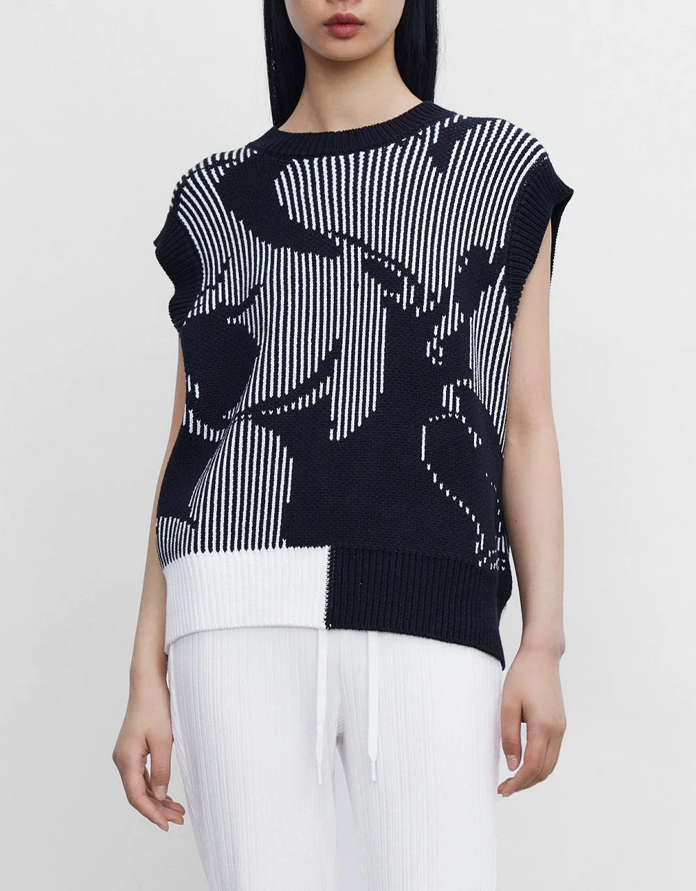 Abstract Pattern Sweater Vest sold by Urban Revivo product image thumbnail 2