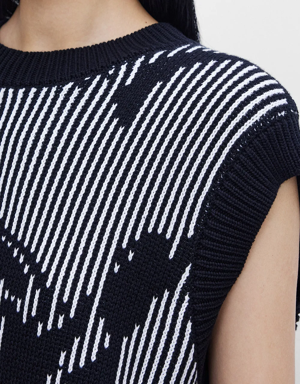 Abstract Pattern Sweater Vest sold by Urban Revivo product image thumbnail 3