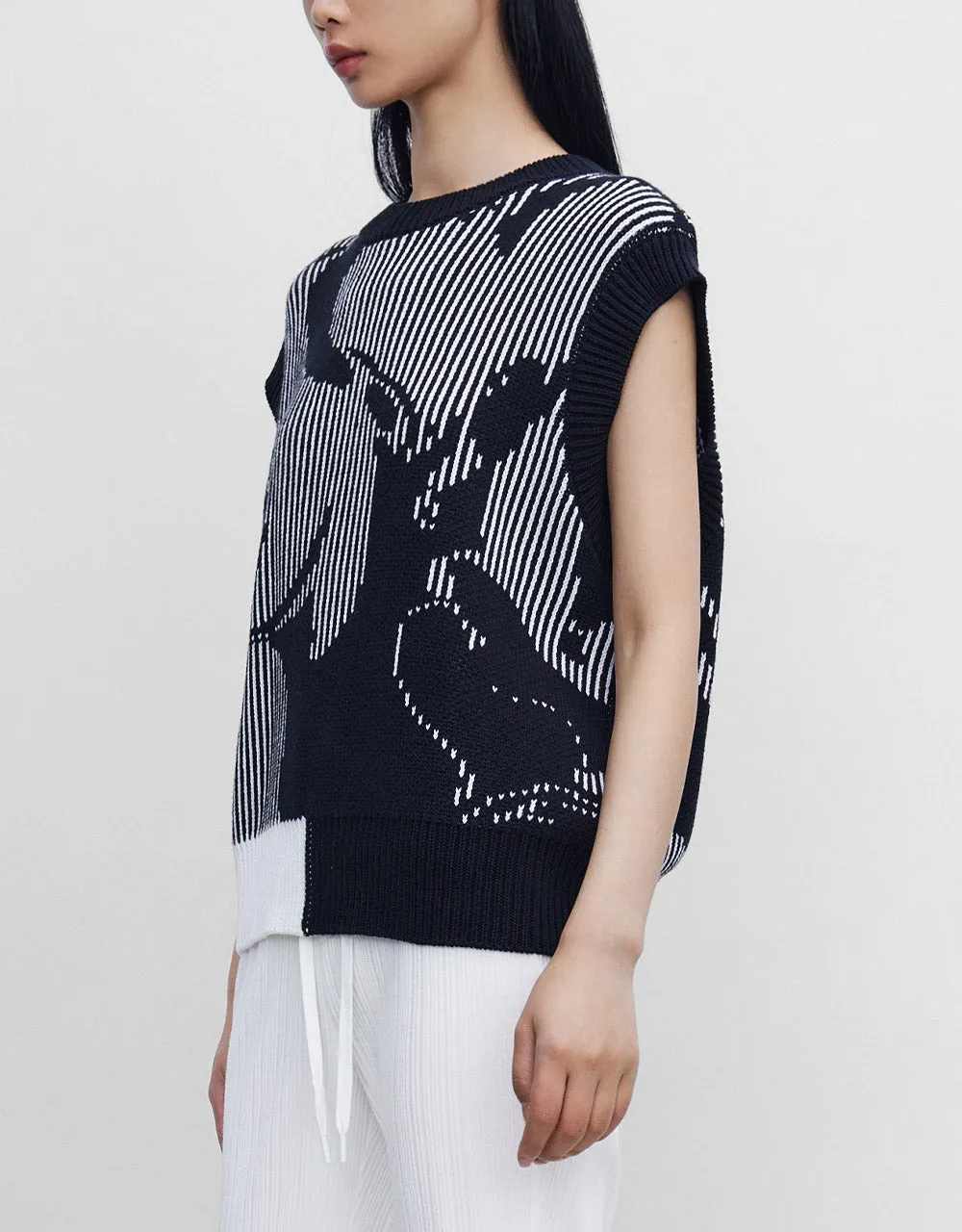 Abstract Pattern Sweater Vest sold by Urban Revivo product image thumbnail 5