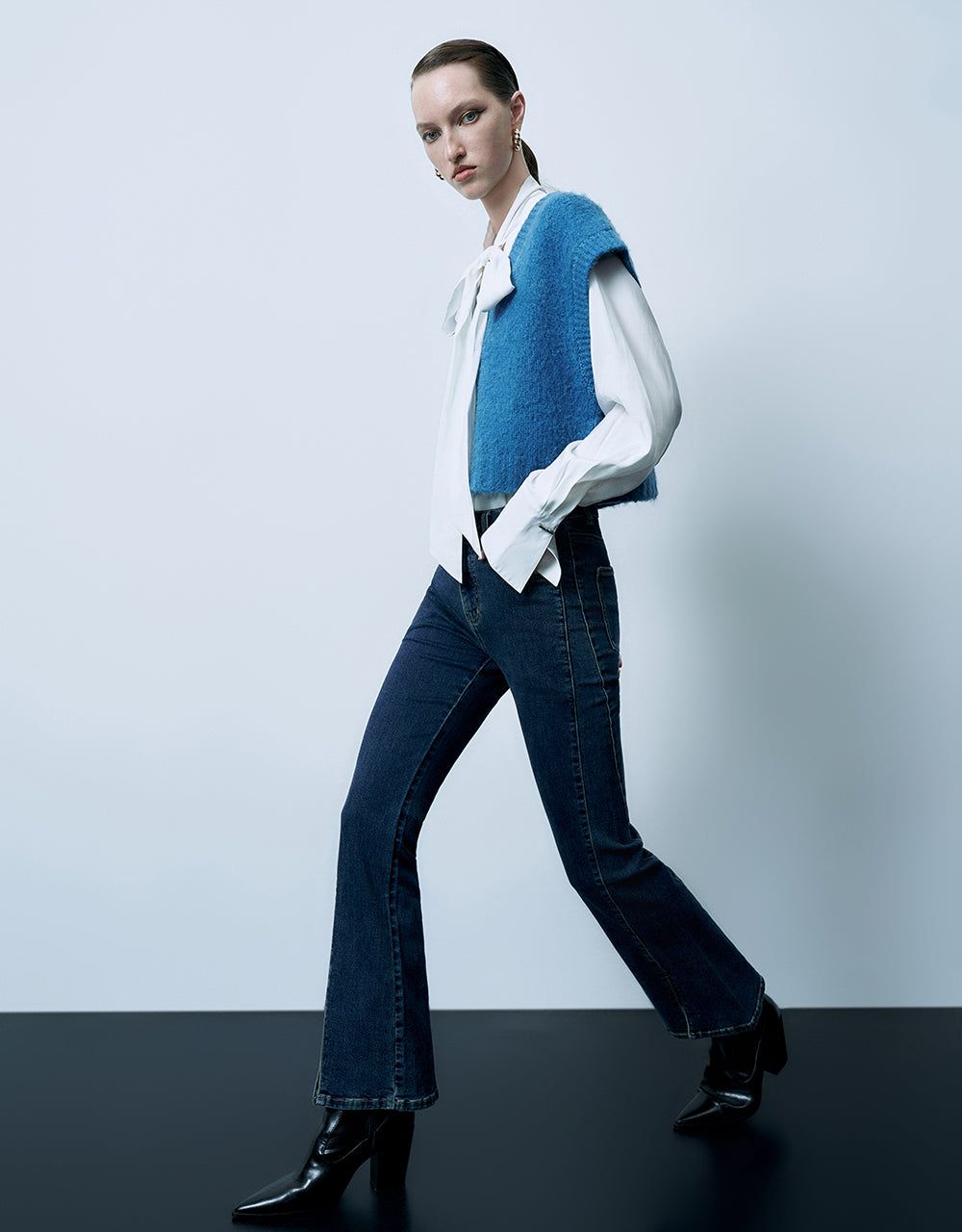 Cropped V-Neck Knitted Vest sold by Urban Revivo product image thumbnail 2