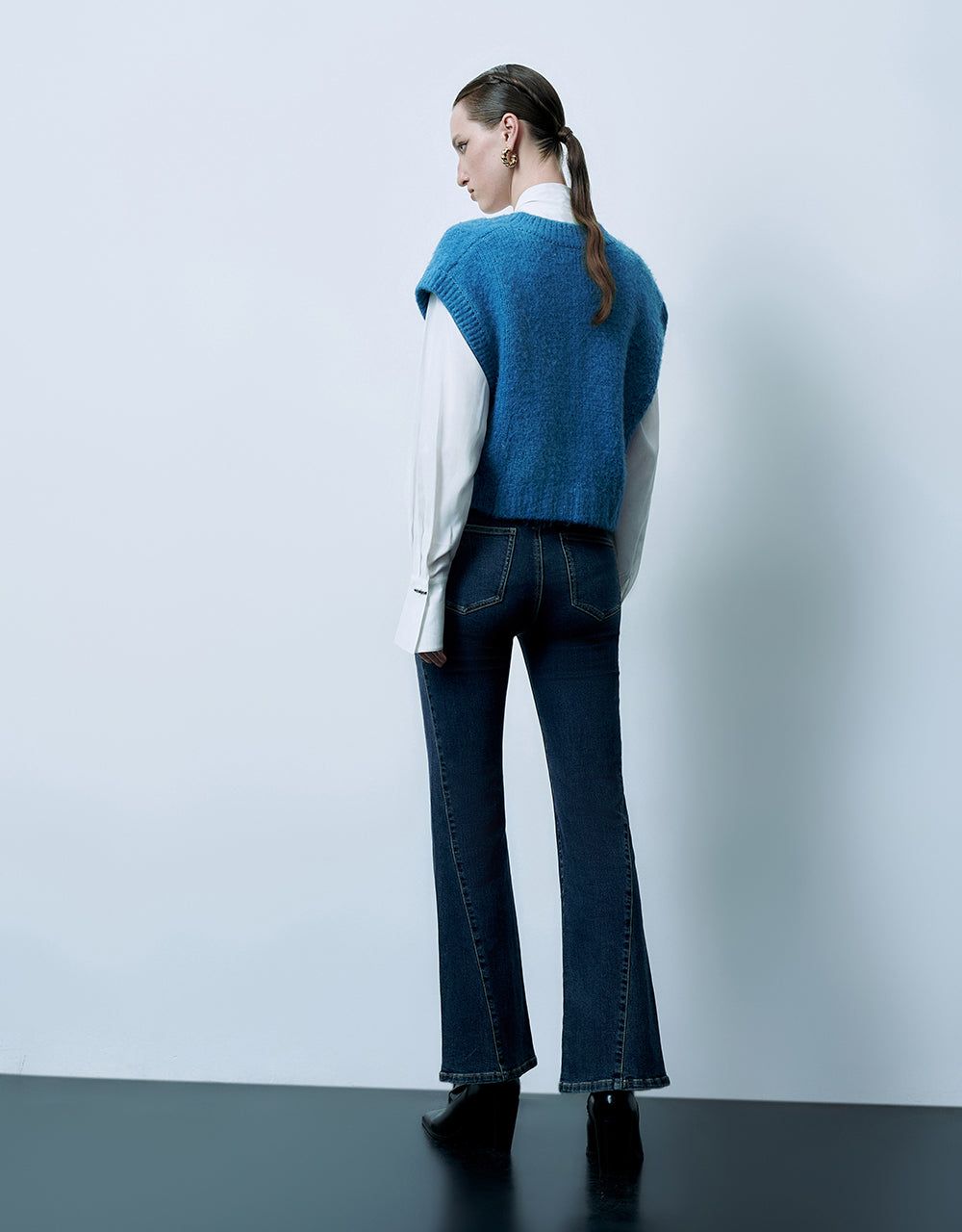 Cropped V-Neck Knitted Vest sold by Urban Revivo product image thumbnail 3