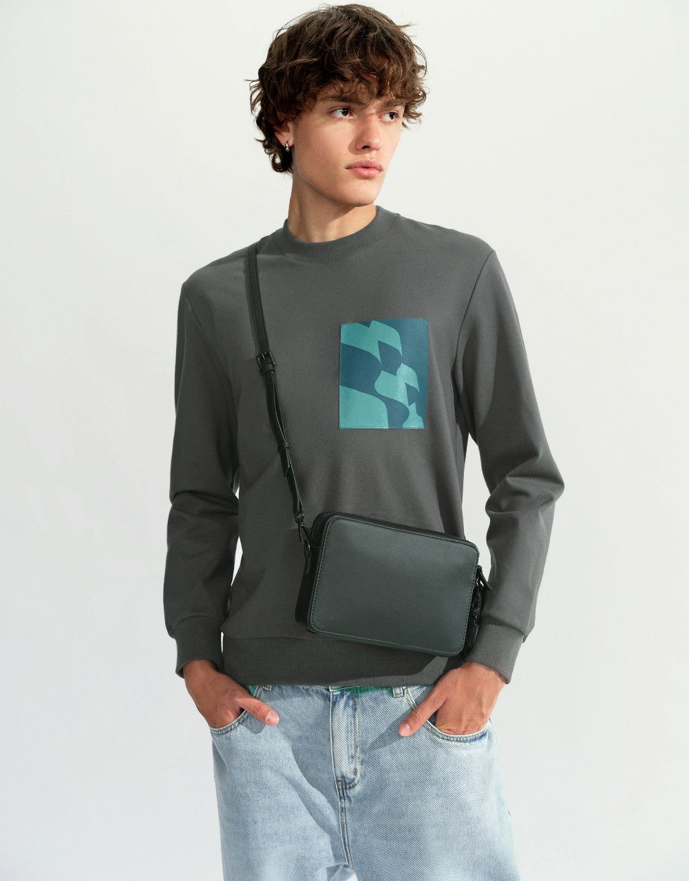 Loose Straight Sweatshirt sold by Urban Revivo product image thumbnail 3