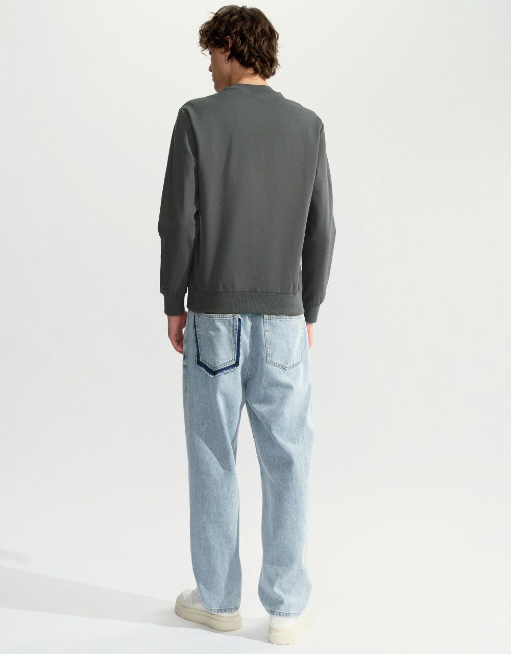 Loose Straight Sweatshirt sold by Urban Revivo product image thumbnail 4