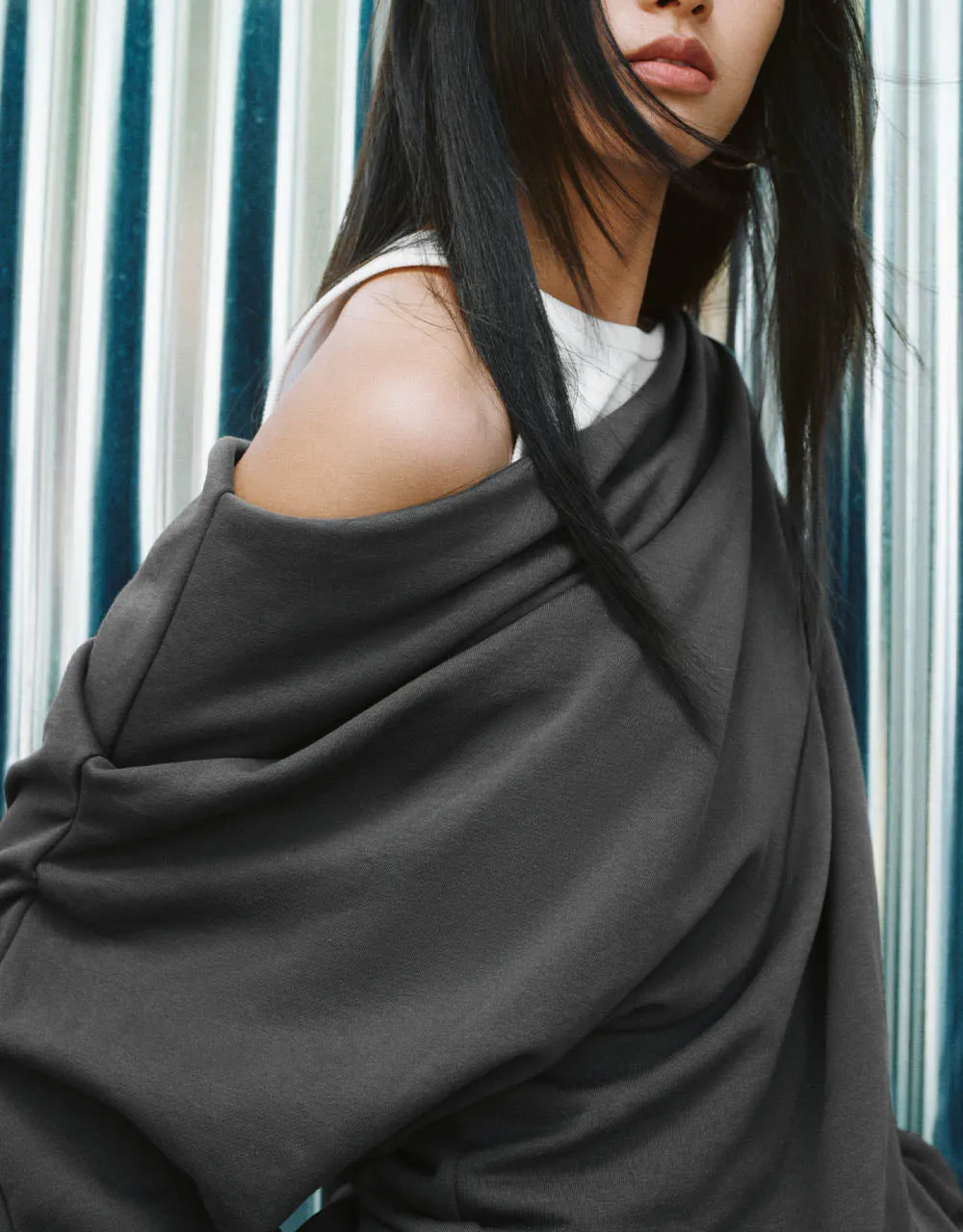 Drop Shoulder Sleeve Crew Neck Loose Sweatshirt sold by Urban Revivo product image thumbnail 4