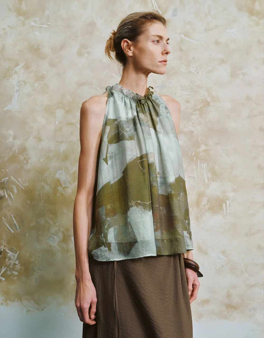 Sleeveless Printed Halter Neck Blouse sold by Urban Revivo product image thumbnail 3